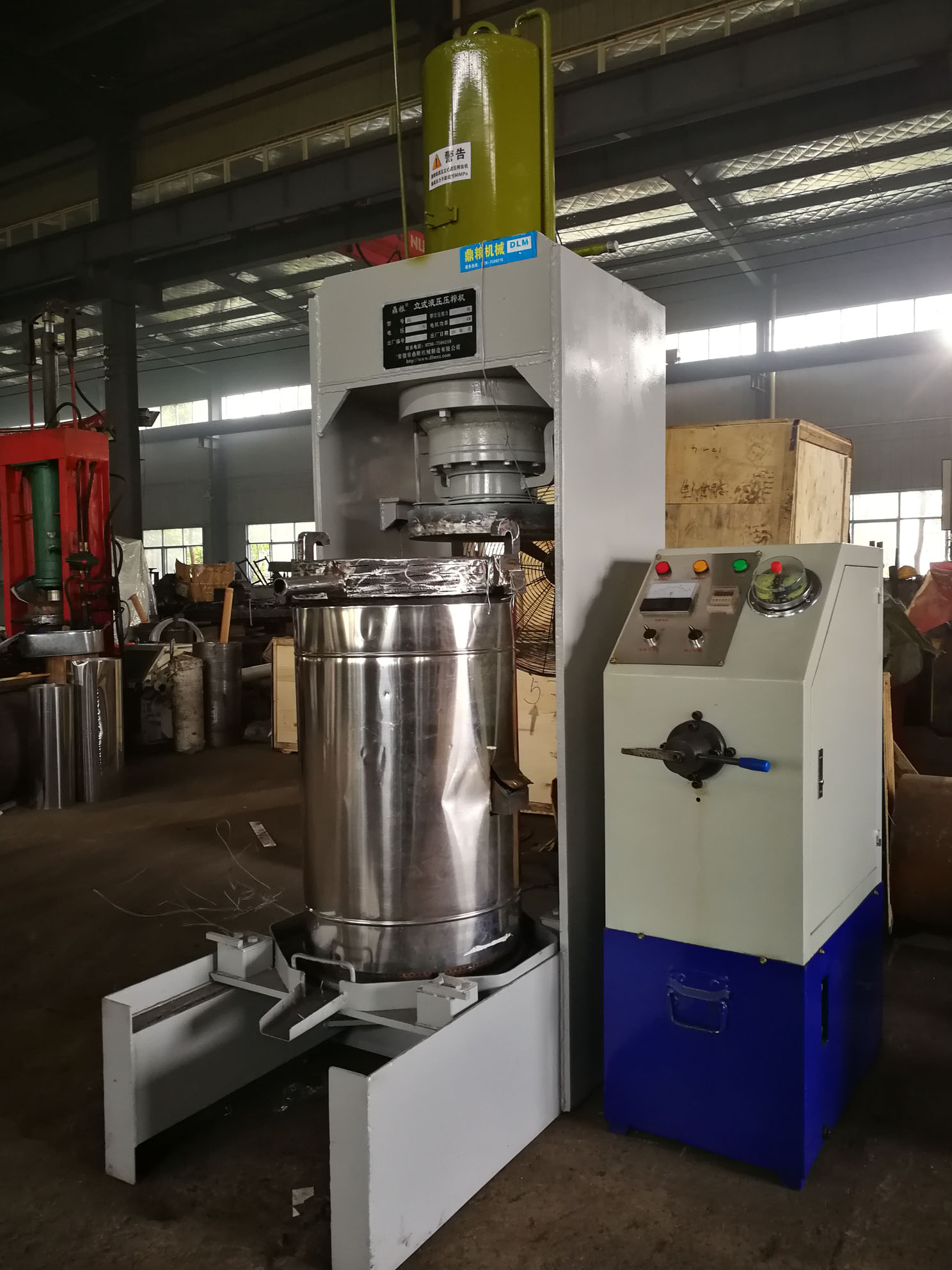 不銹鋼超高壓立式液壓壓榨機(jī)，果汁壓榨機(jī)，果渣壓榨機(jī)，藥材壓榨，油渣處理，白土壓榨